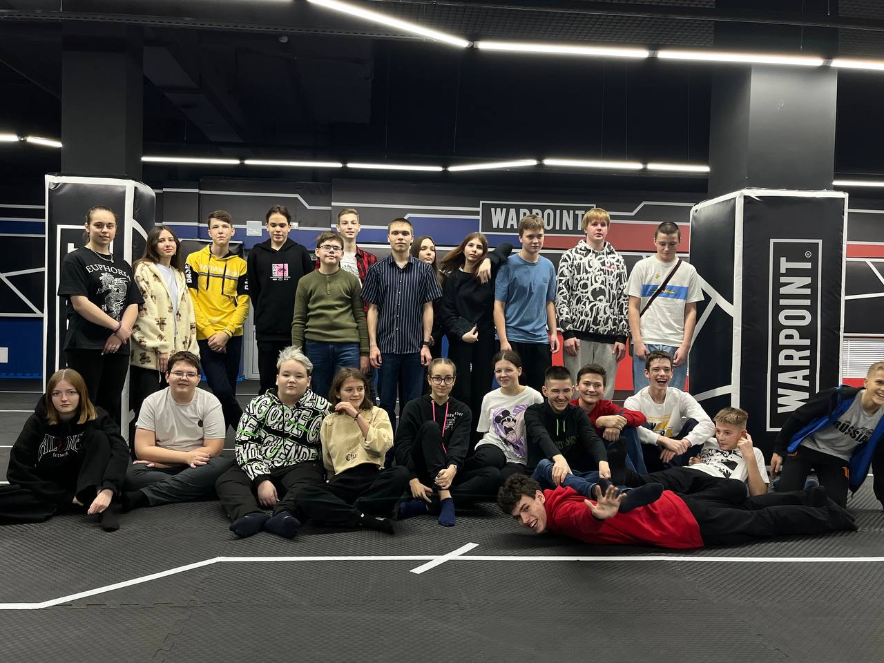 большая компания на площадке в Пензе